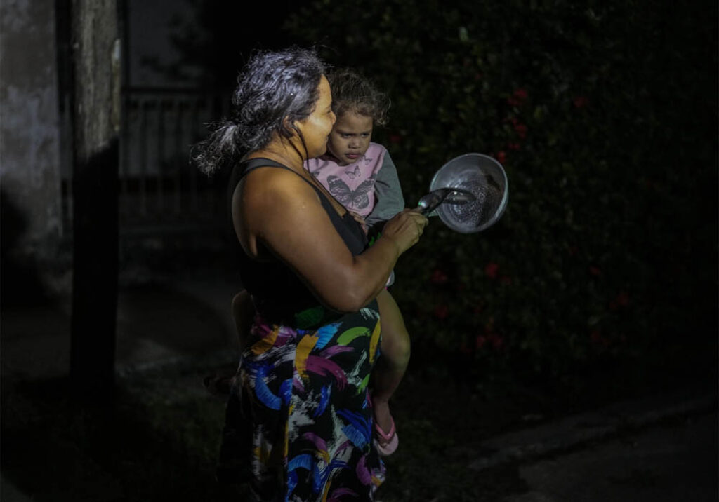 Una madre protesta golpeando su cazuela en La Habana, 20 de octubre de 2024. Foto: Ramón Espinosa / AP