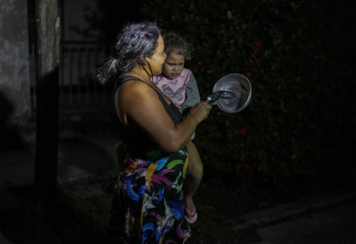 Una madre protesta golpeando su cazuela en La Habana, 20 de octubre de 2024. Foto: Ramón Espinosa / AP
