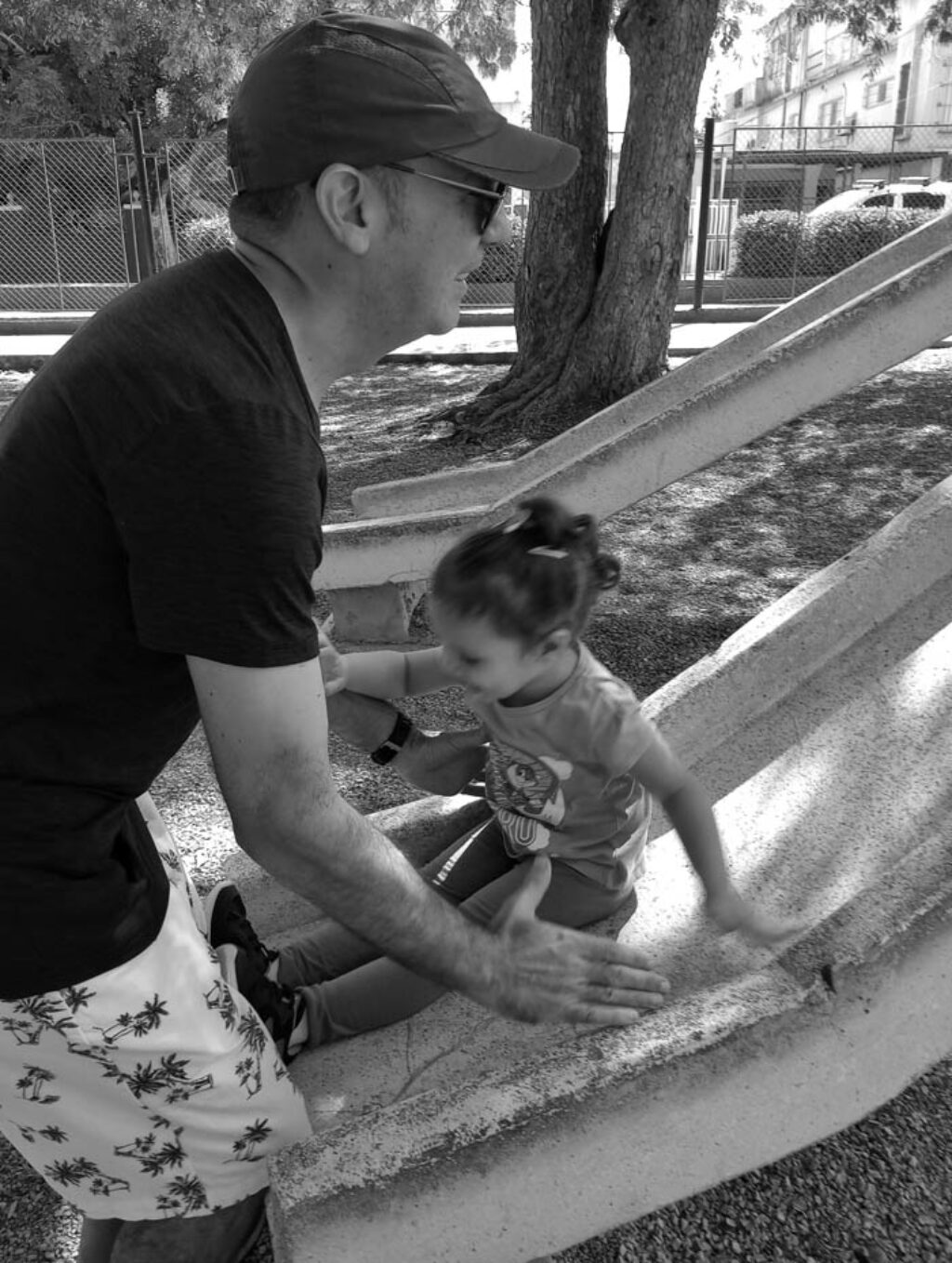 Recibiendo a su pequeña hija quien desciende a toda velocidad por un tobogán. Foto: Irela Casañas