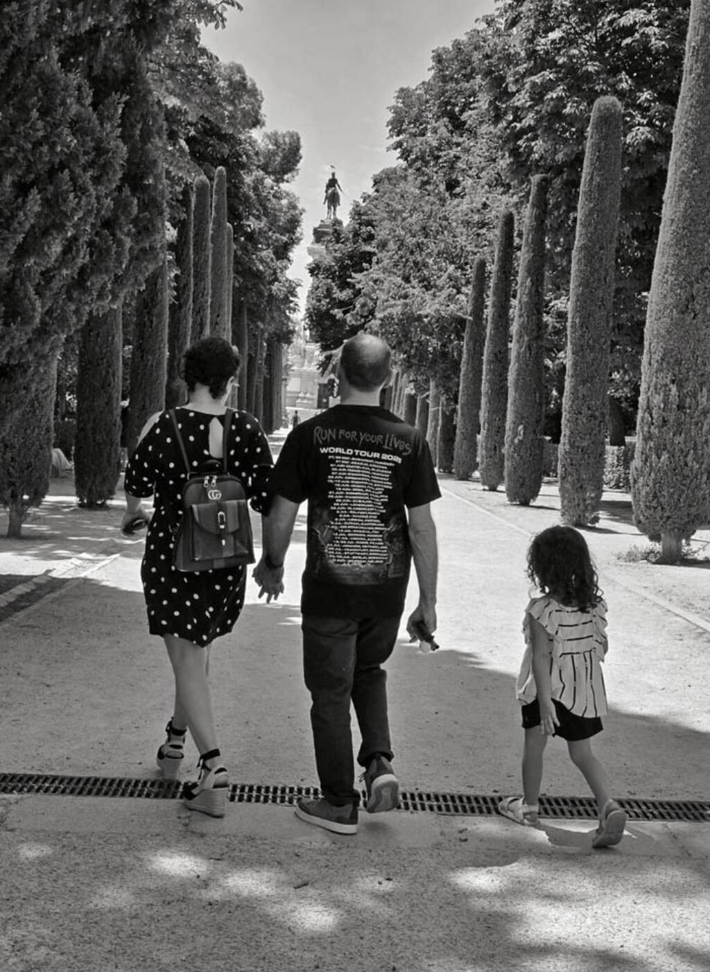 Lejos de Cuba, del resto de su familia y de la profesión que tanto ama, y sobre todo impulsado por ofrecerle un futuro a su hija, Hugo ha empezado un nuevo proyecto vital en España. En la imagen, la familia pasea por primera vez por el parque de El Retiro de Madrid. Foto: Marays Cecilio