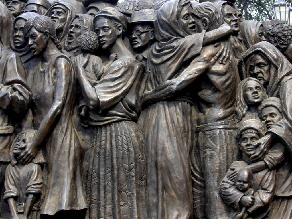 Detalle de la escultura "Ángeles sin saberlo" (2019), de Timothy Schmalz.
