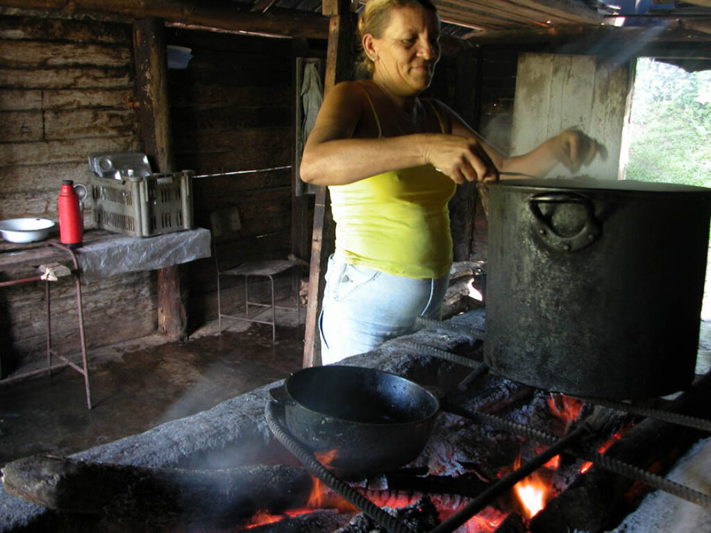 Las mujeres de áreas rurales dedican en promedio casi cuatro horas más, semanalmente, al trabajo doméstico no remunerado que las habitantes de zonas urbanas. Foto: SEMlac Cuba