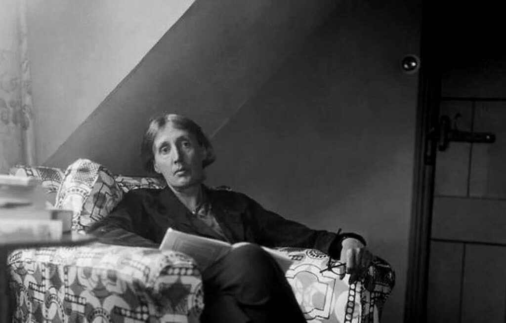 Virginia Woolf leyendo, 1932. Foto: Leonard Woolf