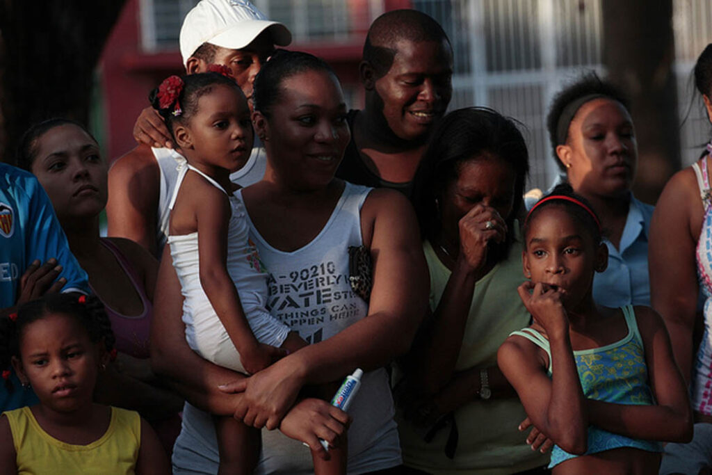 Las madres cargan casi exclusivamente con la responsabilidad del cuidado de los hijos. Foto: Jorge Luis Baños / IPS