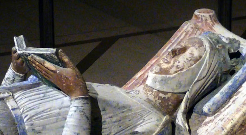 Efigie de Leonor de Aquitania en su tumba, en la Abadía de Fontevraud.