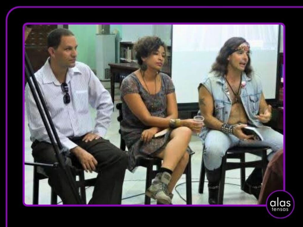 Maielis González junto a escritores cubanos.