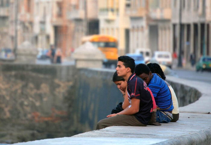 Jóvenes cubanos en el Malecón habanero.