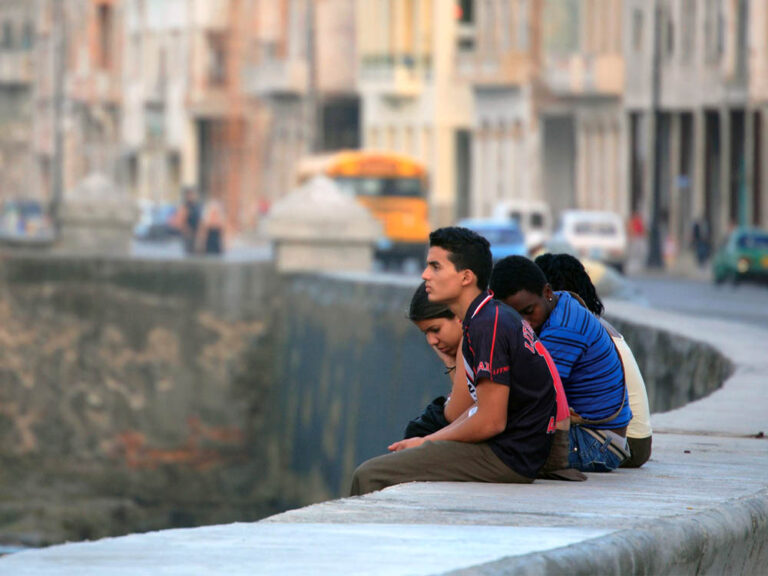 Jóvenes cubanos en el Malecón habanero.