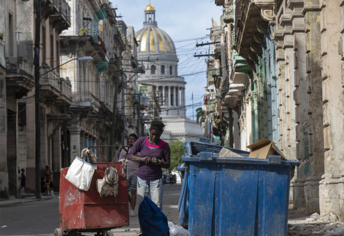 Una mujer registra un basurero cerca del Capitolio habanero, enero de 2024. Foto: EFE / Yander Zamora