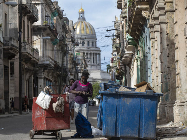 Una mujer registra un basurero cerca del Capitolio habanero, enero de 2024. Foto: EFE / Yander Zamora