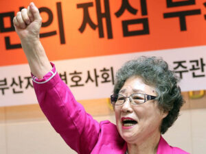 Choi Mal-ja celebra su absolución tras 60 años de una injusta condena.