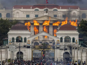 Incendiado el palacio Singha Durbar, sede del gobierno y el parlamento de Nepal.