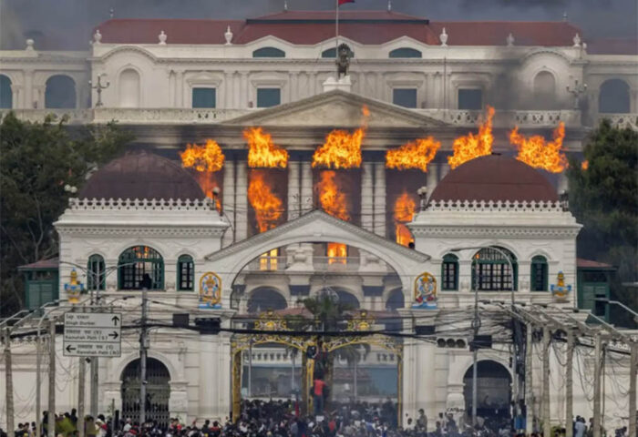 Incendiado el palacio Singha Durbar, sede del gobierno y el parlamento de Nepal.