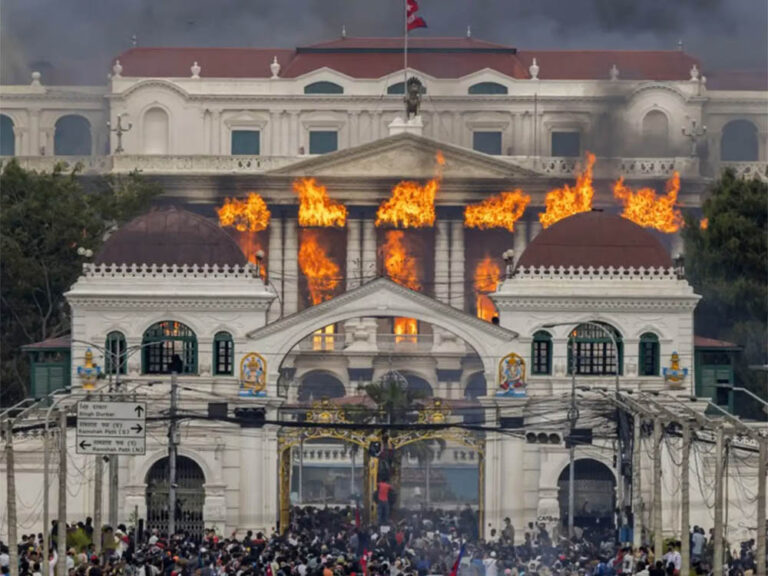 Incendiado el palacio Singha Durbar, sede del gobierno y el parlamento de Nepal.