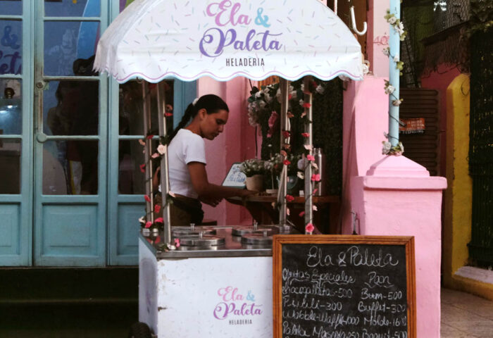 Joven cubana trabajando en una MIPYME.