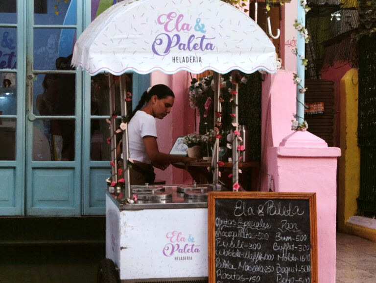 Joven cubana trabajando en una MIPYME.