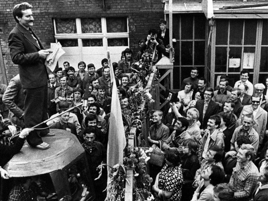 Lech Walesa ante los huelguistas en el Astillero Lenin de Gdansk, agosto de 1980. Foto: AP