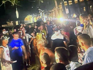 Manifestantes frente a la sede del gobierno en Gibara.