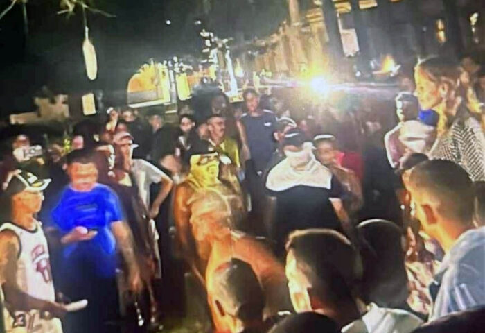 Manifestantes frente a la sede del gobierno en Gibara.