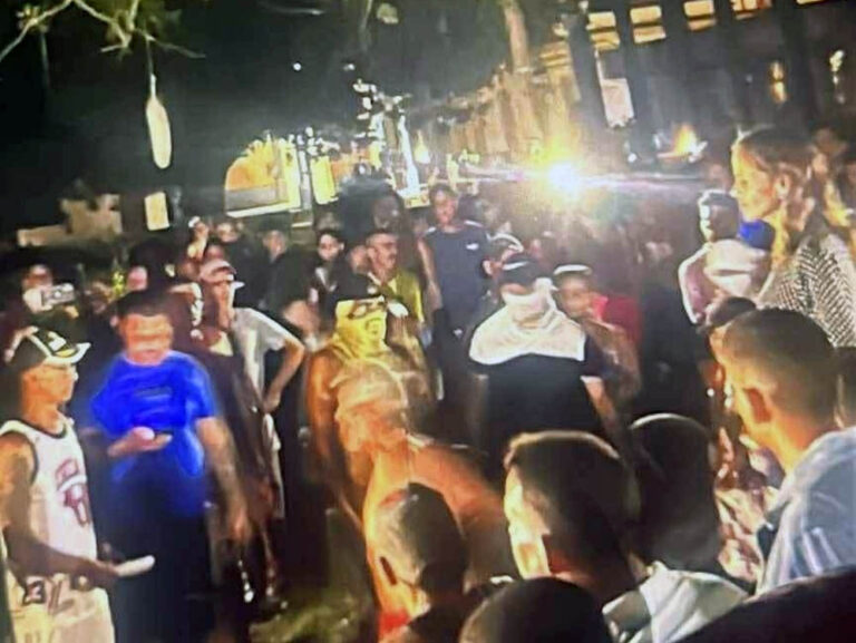 Manifestantes frente a la sede del gobierno en Gibara.