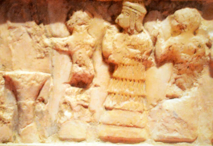 Representación de una ceremonia religiosa oficiada por Enheduanna.
