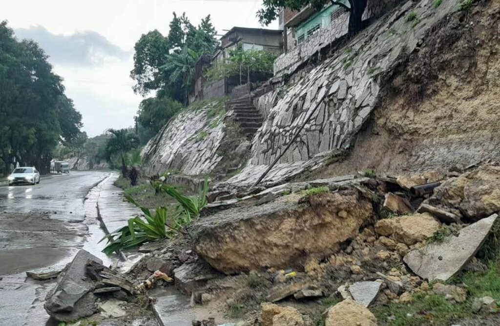 Deslizamientos de tierra en Santiago de Cuba por las intensas lluvias.