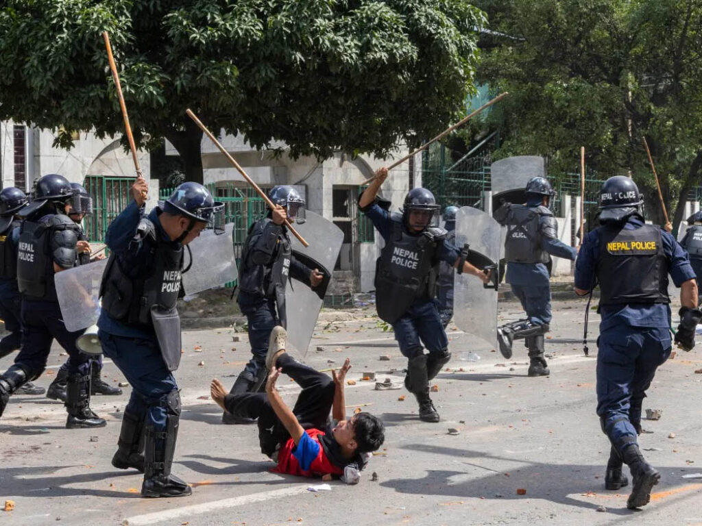 Represión policial contra los manifestantes en Nepal.
