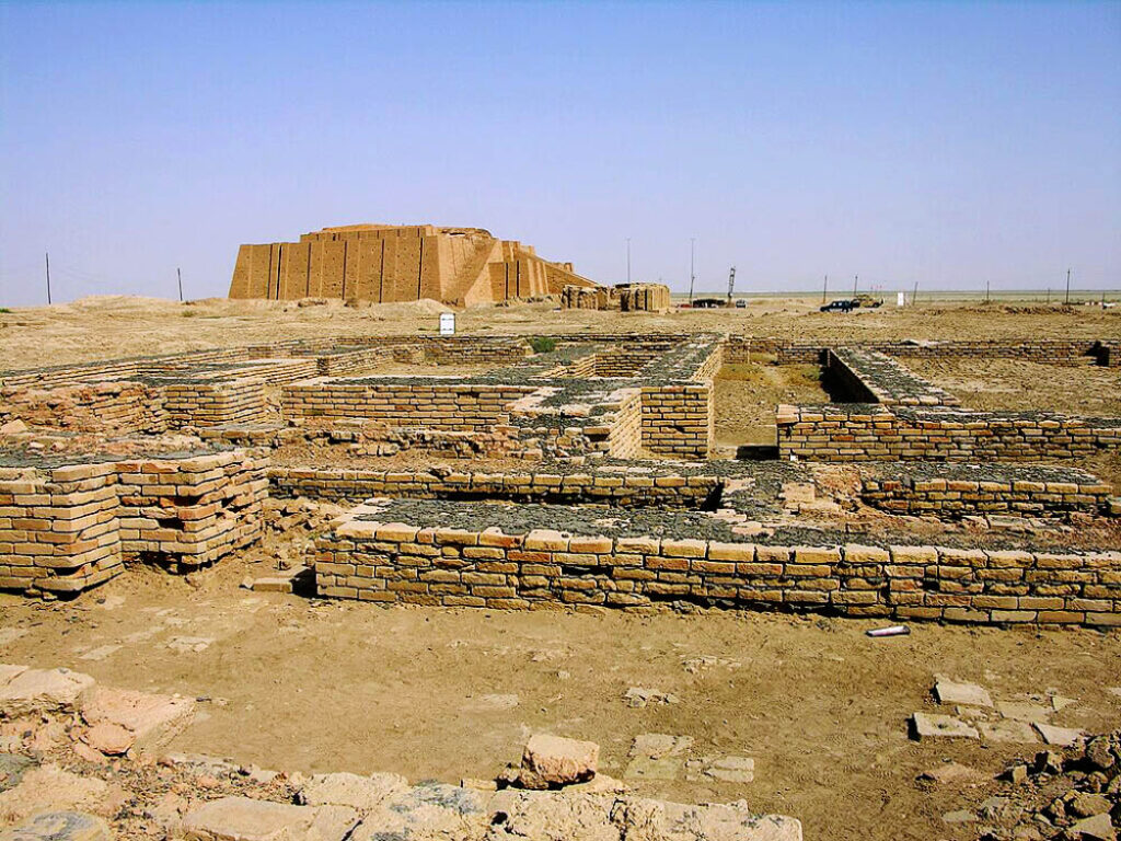 Ruinas de la ciudad de Ur y su zigurat en la antigua Mesopotamia.