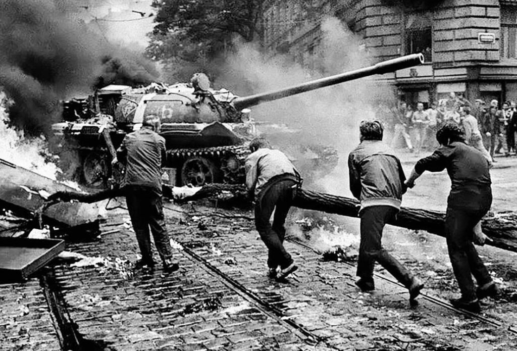 21 de agosto de 1968, invasión de las tropas del Pacto de Varsovia a Checoslovaquia y fin de la Primavera de Praga.