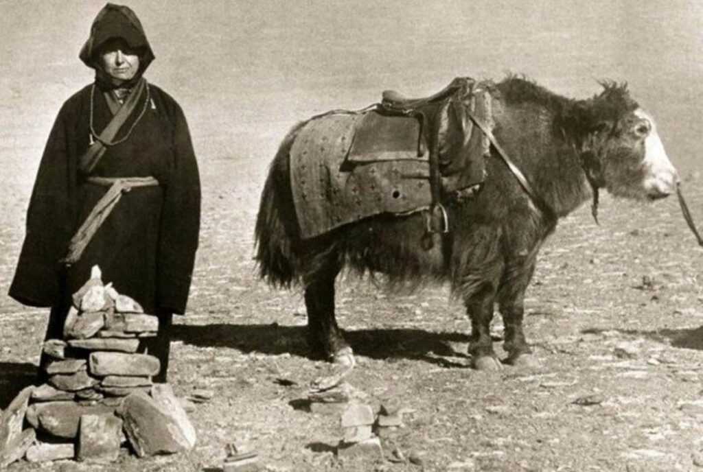 Alexandra David-Néel en una parada durante su viaje por el Tíbet.