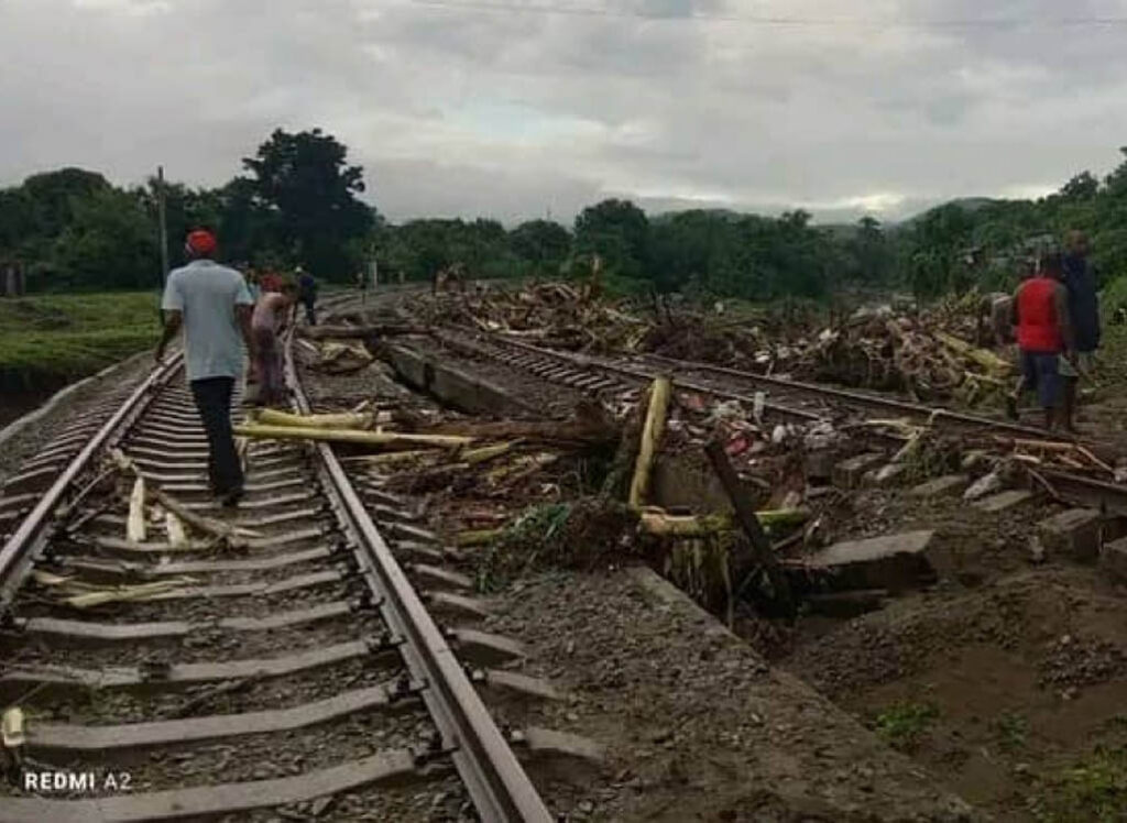 La obstrucción de las vías férreas impide el tránsito hacia Santiago de Cuba.