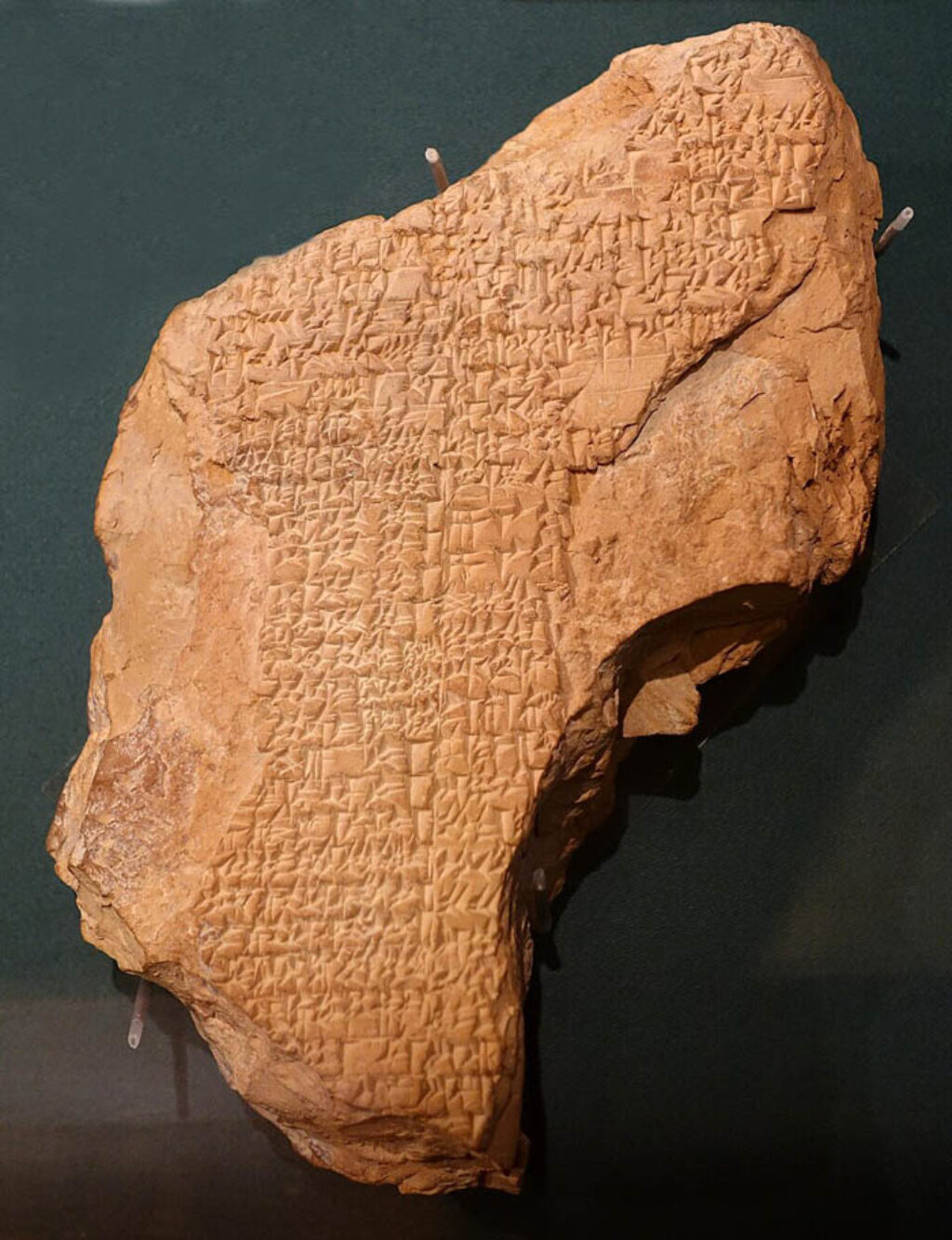 Tablilla de barro con un fragmento de un poema de Enheduanna dedicado a la diosa Inana.