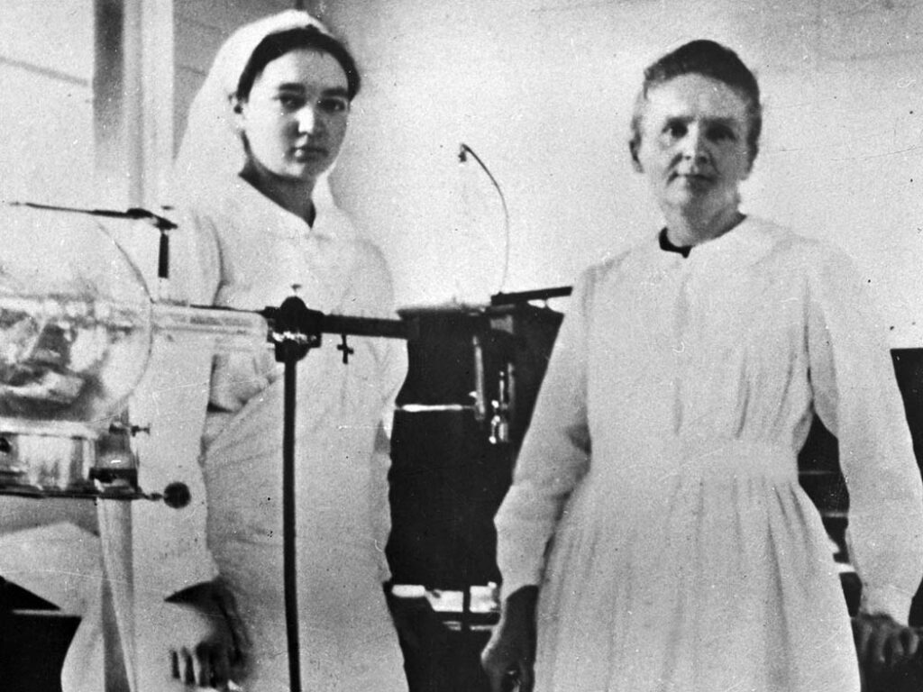 Marie Curie (derecha) y su hija Irène enseñaron a otras mujeres a usar sus equipos de rayos X durante la Primera Guerra Mundial.