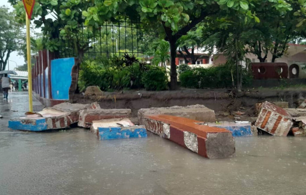 Derrumbe de muros en Santiago de Cuba.