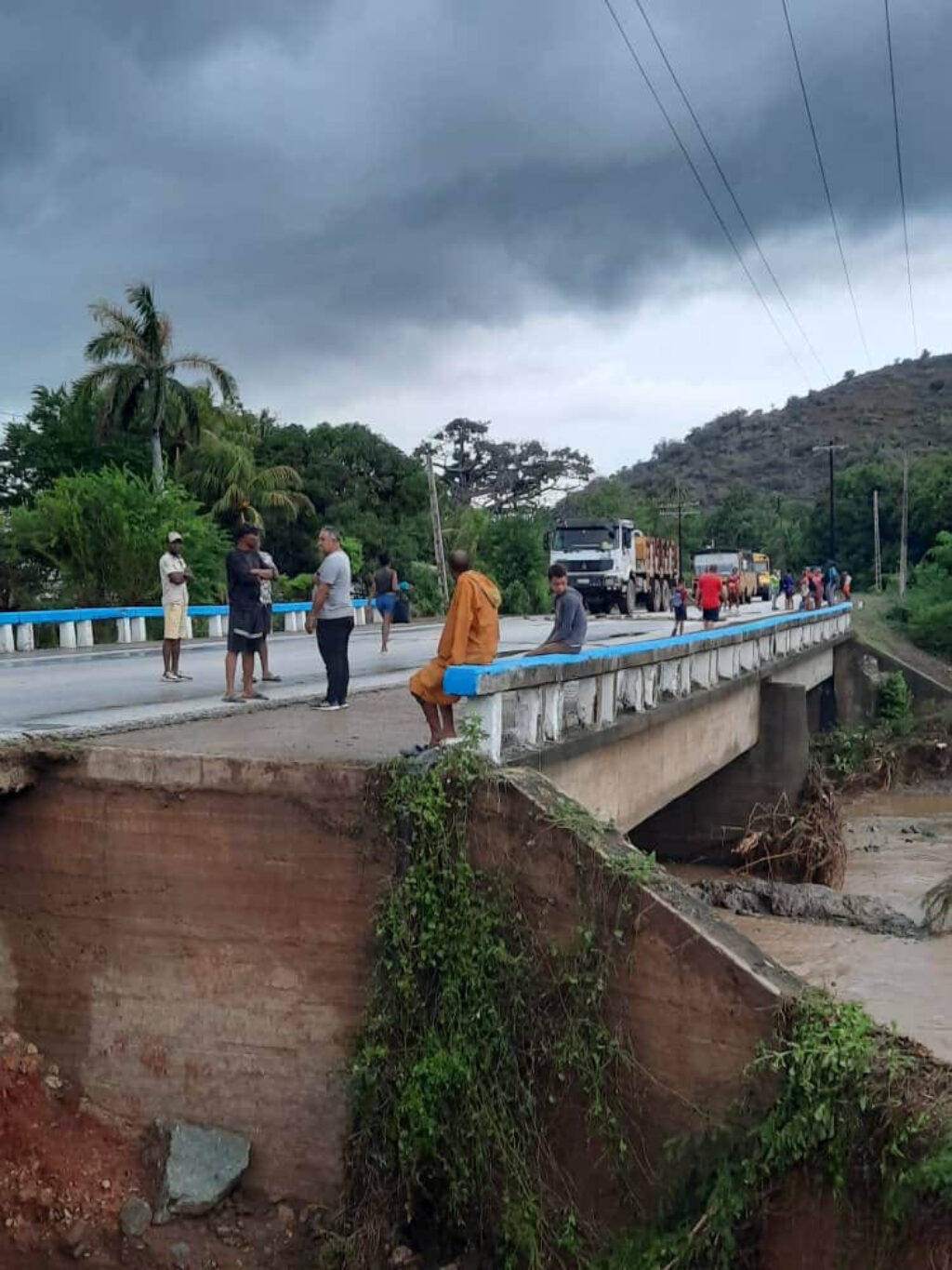Daños estructurales en el puente sobre el río Cañizo.