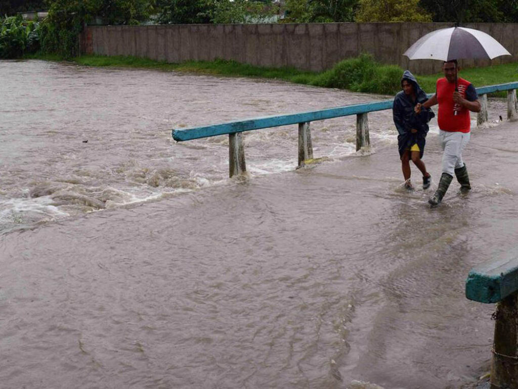 La crecida de los ríos por las intensas lluvias afecta la circulación.