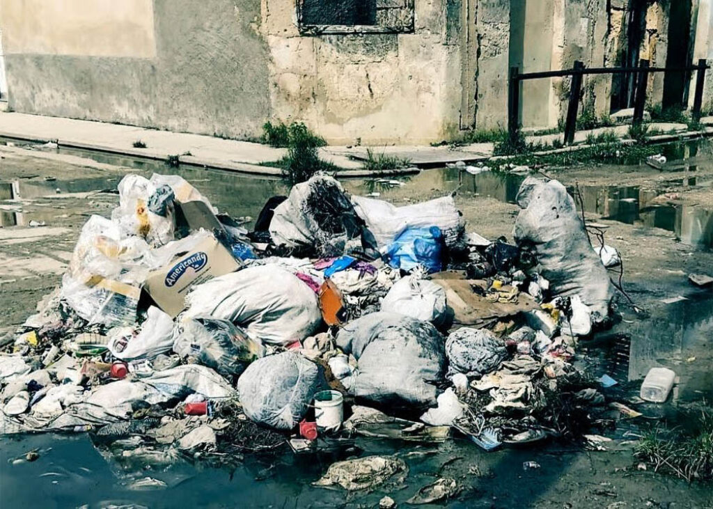 Acumulación de basura y salideros de agua en las calles de Cárdenas.