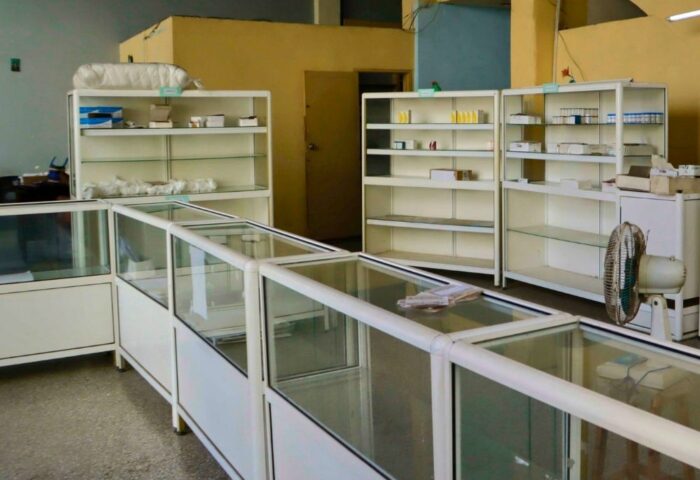 Farmacia en Cuba que refleja la crisis de medicamentos