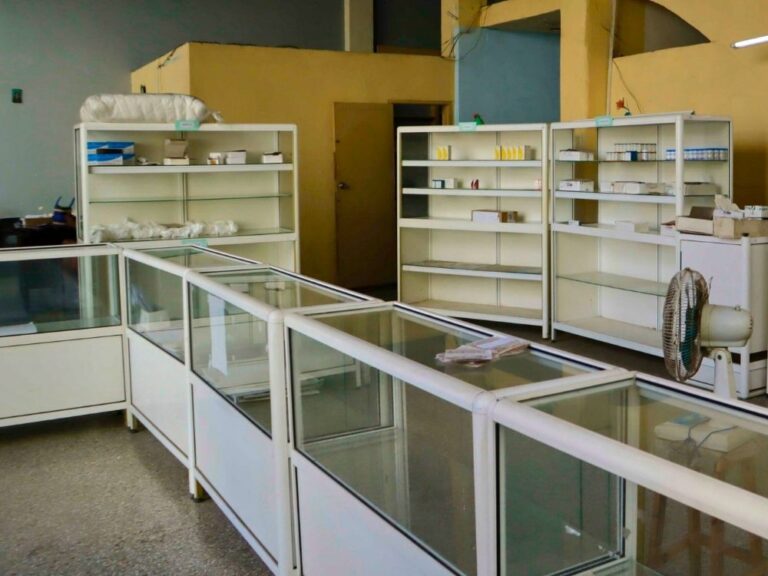 Farmacia en Cuba que refleja la crisis de medicamentos