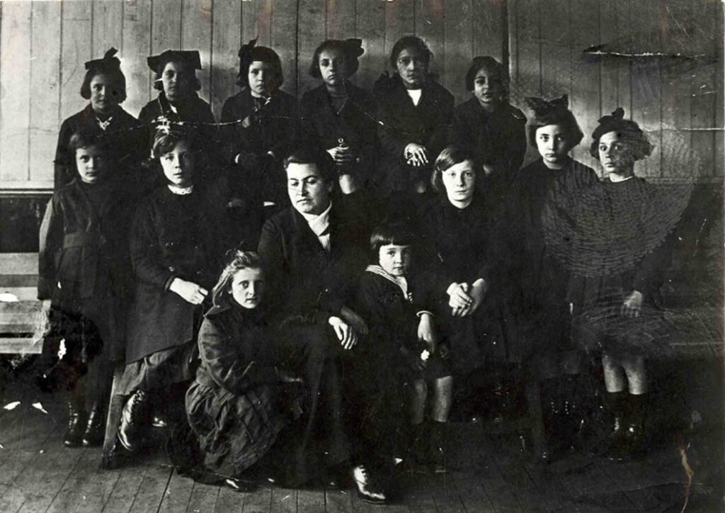 Gabriela Mistral junto a sus exalumnas del Liceo de Punta Arenas, 1919.