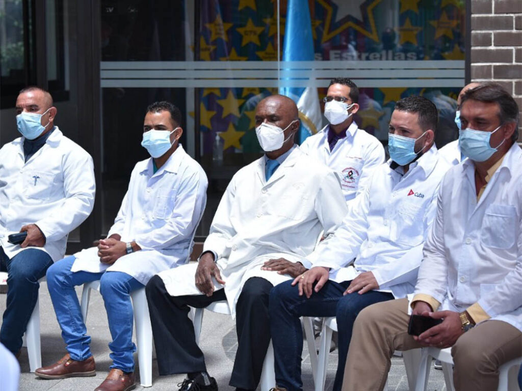 Médicos cubanos en una misión en Guatemala, 2021.