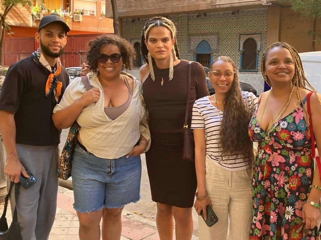Mikaelah Drullard junto a activistas cubanas.