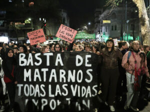 Movilización en reclamo de justicia por el triple feminicidio en Argentina.