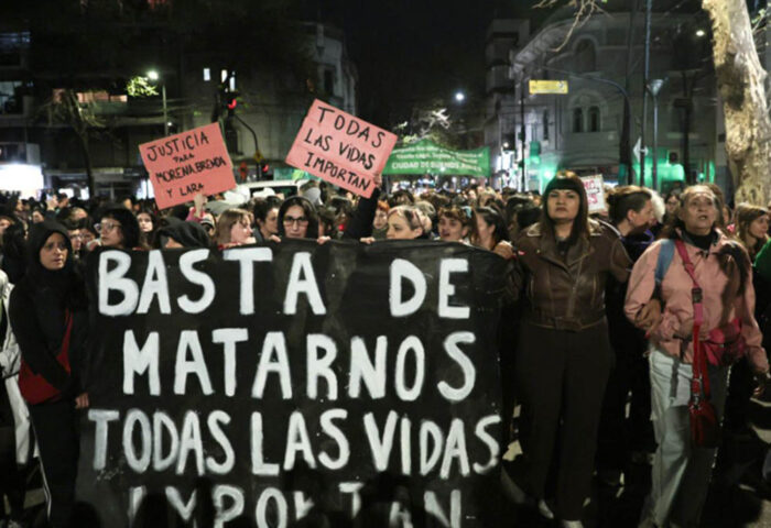 Movilización en reclamo de justicia por el triple feminicidio en Argentina.