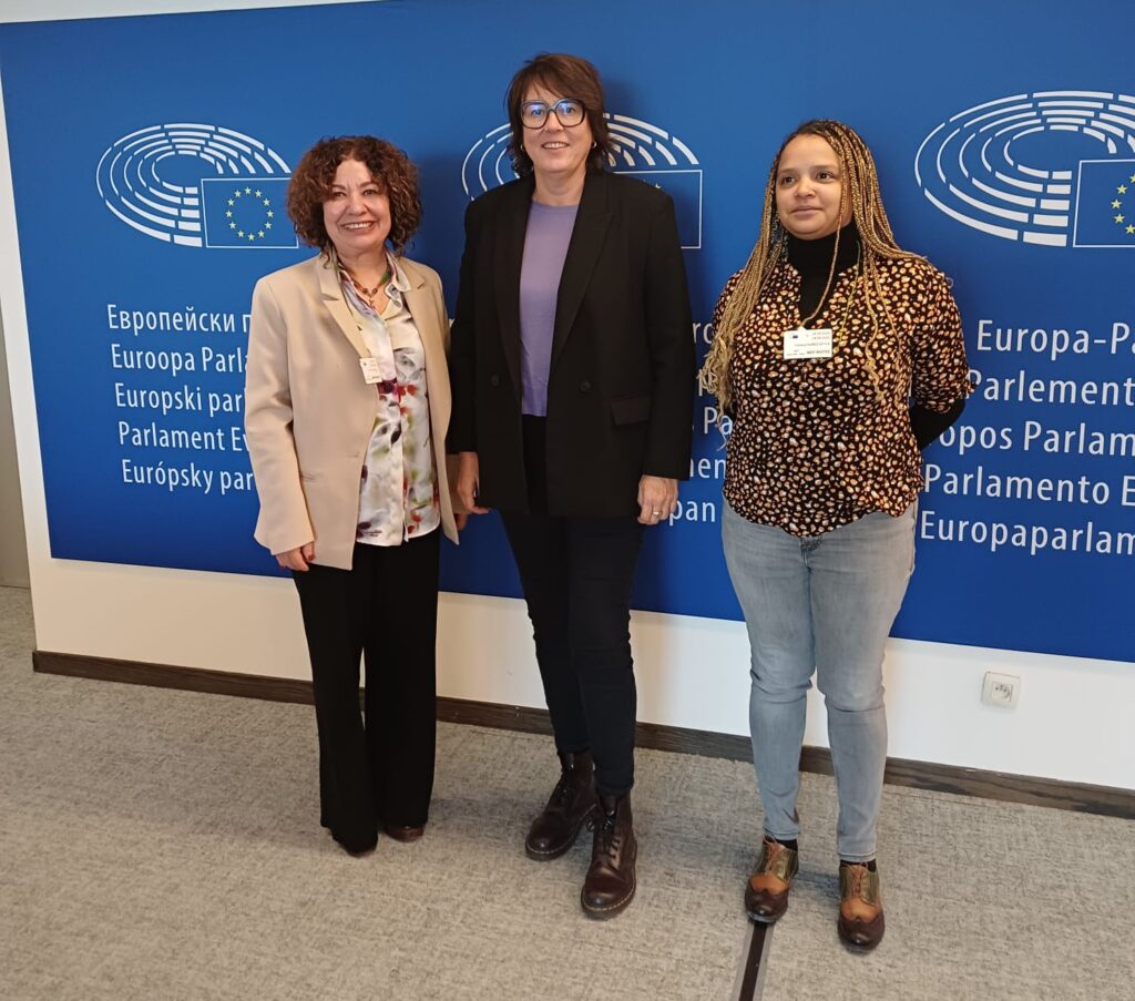 Representantes de OGAT junto a Diana Riba del Grupo de los Verdes/Alianza Libre Europea