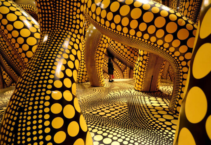Yayoi Kusama: "La esperanza de los puntos enterrada en lo infinito cubrirá el universo para siempre" (2019).