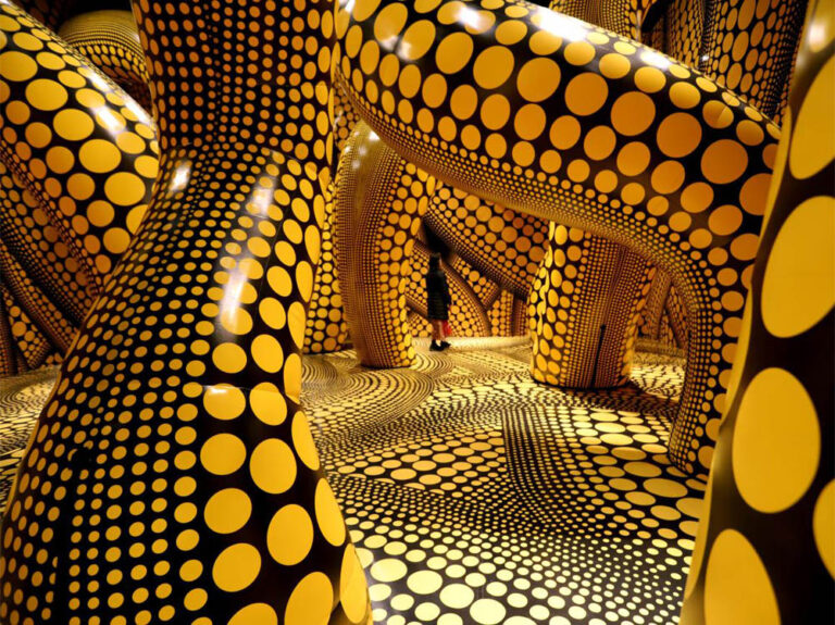 Yayoi Kusama: "La esperanza de los puntos enterrada en lo infinito cubrirá el universo para siempre" (2019).