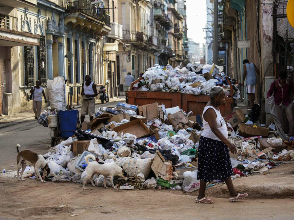 La basura se acumula en las calles de La Habana.
