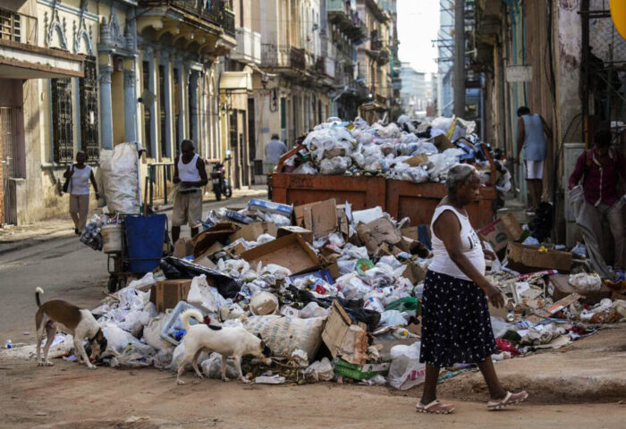 La basura se acumula en las calles de La Habana.