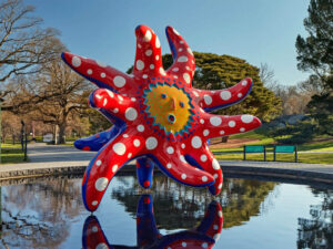 Yayoi Kusama: "Quiero volar hacia el universo" (2020).
